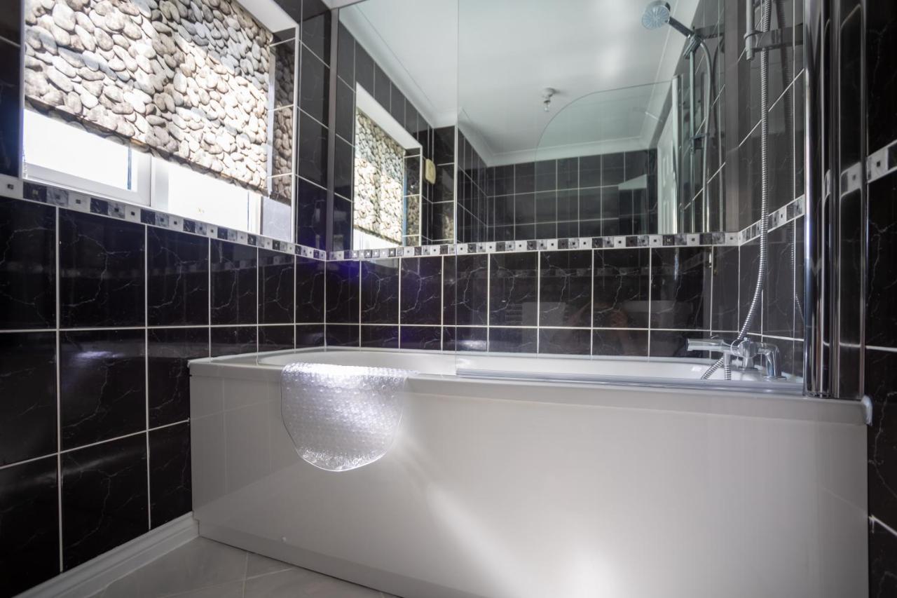Hereford - Finch House - Modern 4 Bedroom House Located In South Hereford, Dog Friendly With Nearby Countryside, Pool Table, Sleeps Up To 10 Guests - Hosted By Rentmyhouse Εξωτερικό φωτογραφία